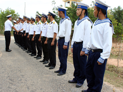 Thăm, tặng quà Trạm rađa Hòn Tre