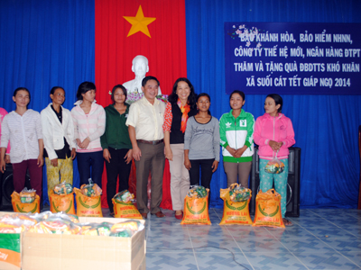 Tặng quà Tết cho đồng bào dân tộc thiểu số nghèo xã Suối Cát