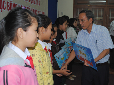 Hội tin học tỉnh Khánh Hòa trao 35 suất học bổng cho học sinh, sinh viên