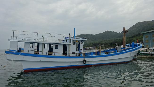 Hạ thủy tàu cá vỏ composite Anh Tuấn 2014