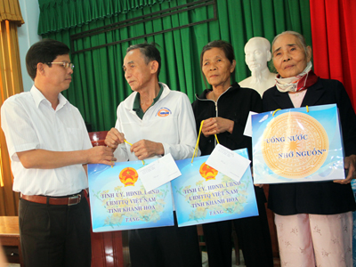 Thăm, chúc Tết các gia đình chính sách tiêu biểu của huyện Khánh Vĩnh