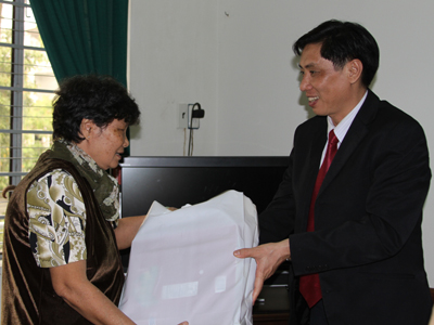 Thăm và chúc Tết các gia đình chính sách