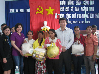 Chúc Tết, tặng quà cán bộ và nhân dân xã Sơn Thái