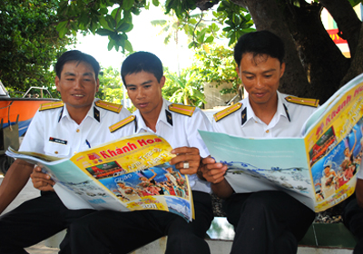 Lính đảo đọc báo dưới tán bàng. Ảnh: K.N