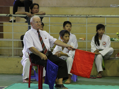  Ông René Pelletant trong cương vị trọng tài tại Giải Karatedo thiếu niên - nhi đồng TP. Nha Trang.