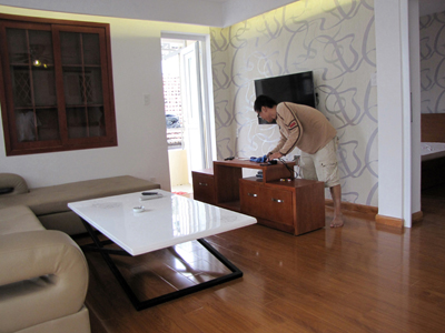 Lau, dọn nhà D1.8 Chung cư số 2 Lê Hồng Phong, Nha Trang sau khi hoàn tất sửa chữa, nâng cấp.