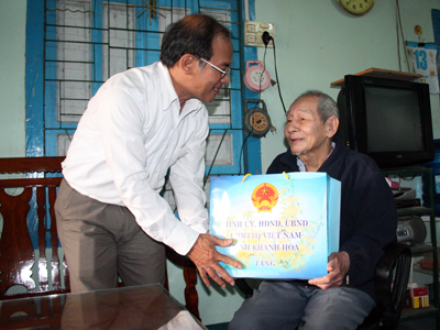 Lãnh đạo tỉnh thăm, tặng quà các gia đình chính sách tiêu biểu huyện Vạn Ninh