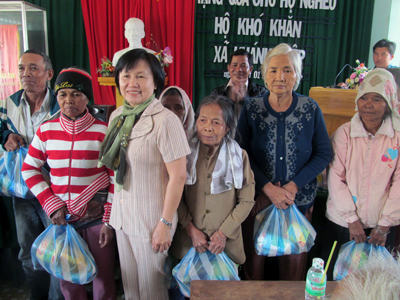 Đảng ủy Khối Doanh nghiệp tặng quà Tết cho hộ nghèo xã Khánh Hiệp