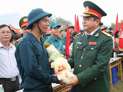 NT: Lãnh đạo Bộ Chỉ huy Quân sự tỉnh động viên thanh niên TP. Nha Trang trước giờ lên đường nhập ngũ năm 2013.