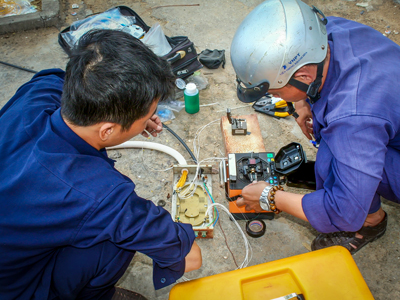 Nhân viên Viễn thông Khánh Hòa hàn nối cáp quang đảm bảo thông tin liên lạc thông suốt.