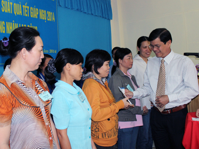 Trao quà Tết cho công nhân Khu công nghiệp Bình Tân