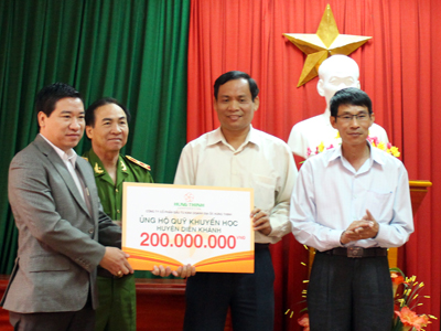 Công ty Địa ốc Hưng Thịnh trao 200 triệu đồng cho Hội Khuyến học Diên Khánh
