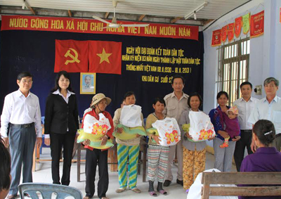 Tặng 92 suất quà Tết cho đồng bào dân tộc thiểu số Ninh Tân (Ninh Hòa)