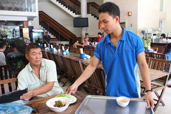 Bạn Hồ Quang Đức làm thêm tại Quán nem Đặng Văn Quyên (TP. Nha Trang).