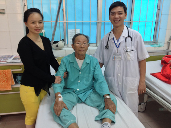 Bệnh nhân Huỳnh Ngọc Mơ (giữa) đã hồi phục và xuất viện.