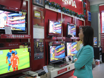 Khách hàng đang lựa chọn TV.