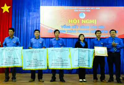 32 tập thể và cá nhân được khen thưởng