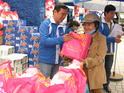 Tặng quà Tết cho các gia đình có hoàn cảnh khó khăn