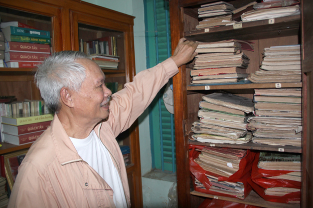 Ông Quách Giao bên cạnh những di cảo của nhà thơ Quách Tấn.