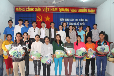 Trao 200 phần quà cho người dân xã Suối Cát và Sơn Tân