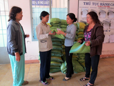 Tặng 100 phần quà cho phụ nữ nghèo, khó khăn