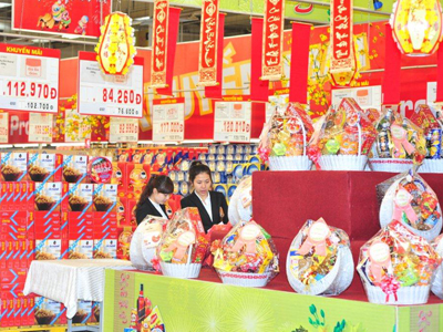 Năm nay, các đơn vị tiếp tục tung ra thị trường nhiều mẫu giỏ quà Tết thiết kế đẹp mắt.