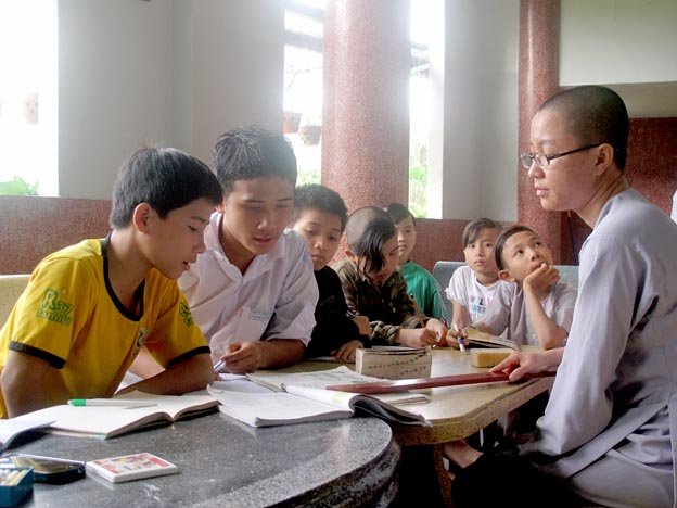 Chùa Phú Quang luôn chăm lo việc học hành cho các em.