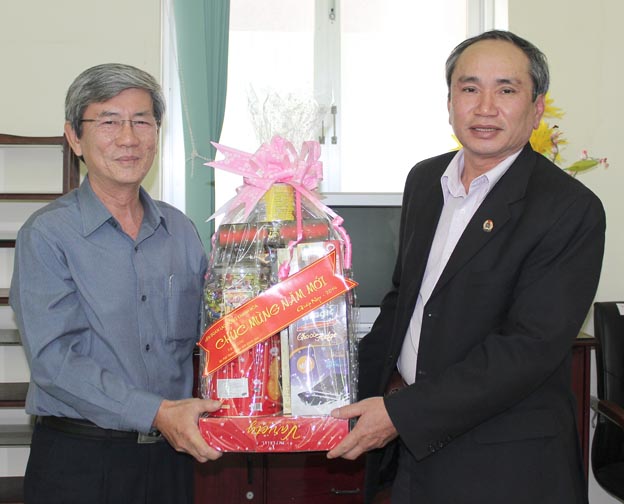 Thăm, tặng quà một số đơn vị trực Tết