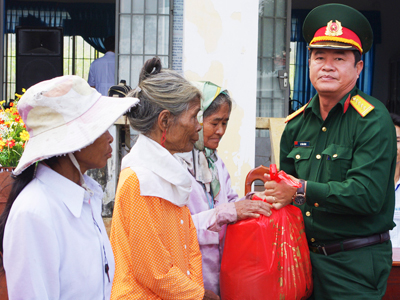 Lãnh đạo Bộ chỉ huy Quân sự tỉnh trao quà cho các gia đình.