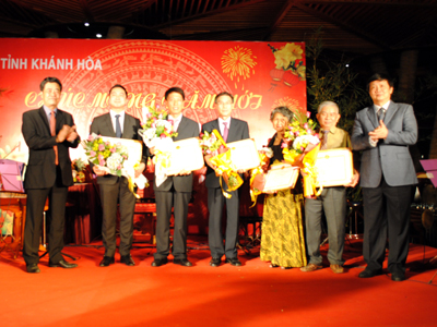 Chúc Tết các vị khách quốc tế và kiều bào