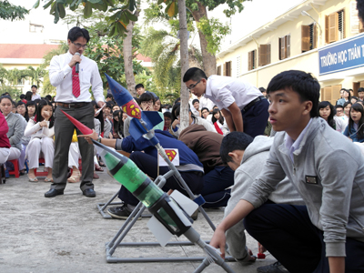 Trường THPT Lý Tự Trọng: Tổ chức cuộc thi "Chế tạo và phóng tên lửa"