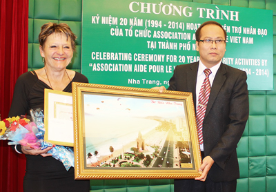 Lãnh đạo UBND TP. Nha Trang trao giấy khen và quà cho bà Susanne Schupfer.