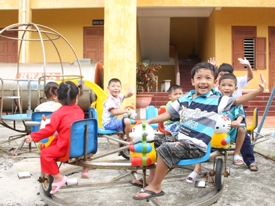 Trẻ em nô đùa trên đảo Sinh Tồn. 