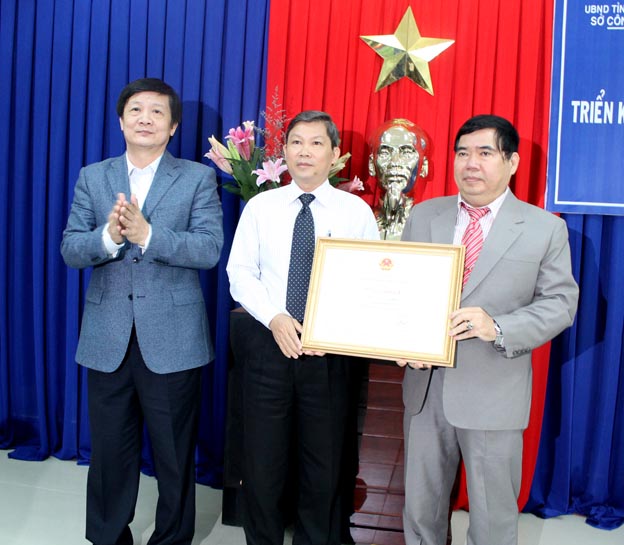 Đồng chí Trần Sơn Hải trao bằng khen của Bộ Công Thương cho đại diện tập thể.