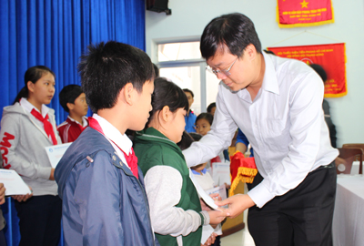 Tặng quà cho học sinh, sinh viên nghèo tỉnh Khánh Hòa