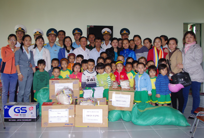 Hoạt động tặng quà Tết của các cơ quan, đơn vị tại Khánh Hòa: