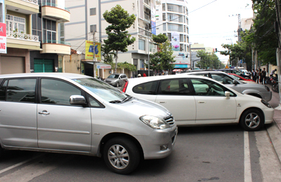 Thuê được chiếc xe hơi tự lái trong dịp này là việc không dễ dàng.