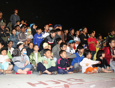 Hội thi thu hút đông đảo người dân và du khách theo dõi, cổ vũ