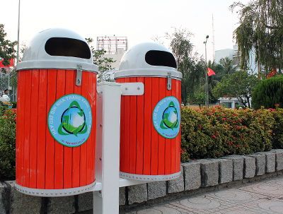 Thùng rác do Công ty TNHH TM-SX Tiến Ngọc tài trợ.