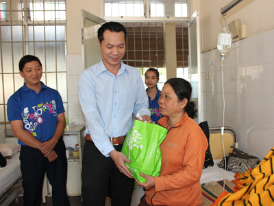 Đại diện Siêu thị Co.opmart Nha Trang trao quà cho bệnh nhân ung bướu.