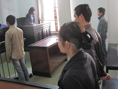 Ghen tuông, đâm bạn trai của người yêu cũ