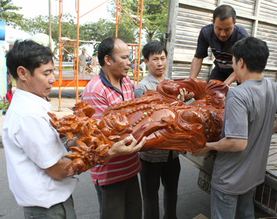 Các nghệ nhân tất bật chuyển sản phẩm trưng bày tại Hội hoa Xuân.