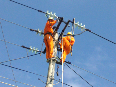 Công nhân ngành Điện Cam Ranh kiểm tra, vệ sinh lưới điện.