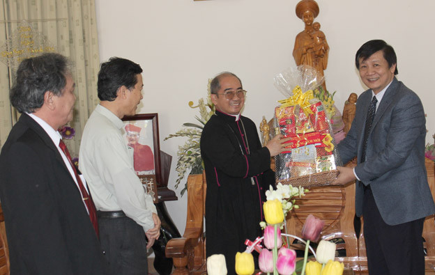 Đồng chí Trần Sơn Hải chúc Tết tại Tòa Giám mục Giáo phận Nha Trang.