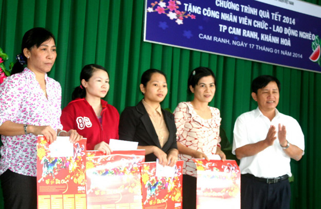 Lãnh đạo Liên đoàn Lao động TP. Cam Ranh trao quà hỗ trợ Tết cho công nhân, viên chức, lao động.