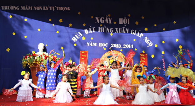 Tổ chức ngày hội múa hát mừng Xuân