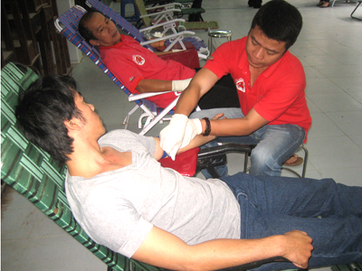   Đoàn viên thanh niên Trường Dự bị Đại học Dân tộc Trung ương Nha Trang tham gia hiến máu tình nguyện.