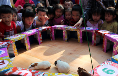 Các cháu thích thú với trò chơi Chuột chạy vào lồng.