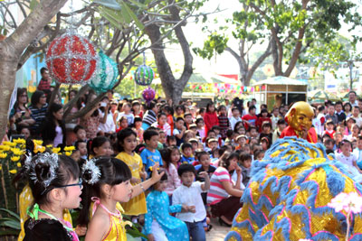 Hào hứng khi được xem múa lân.