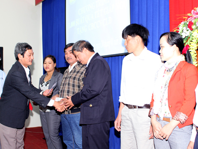 Trao 50 suất quà Tết cho cán bộ, công chức, viên chức và người lao động có hoàn cảnh khó khăn